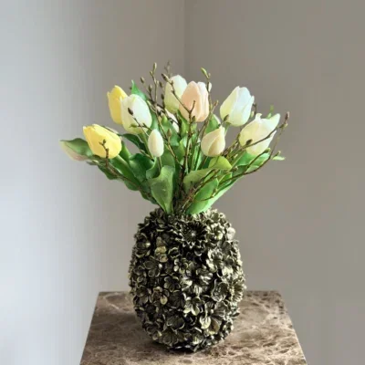 Bronze vaas met real touch tulpen boeket