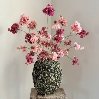 Bronze vaas met zijden bloem boeket bloesem