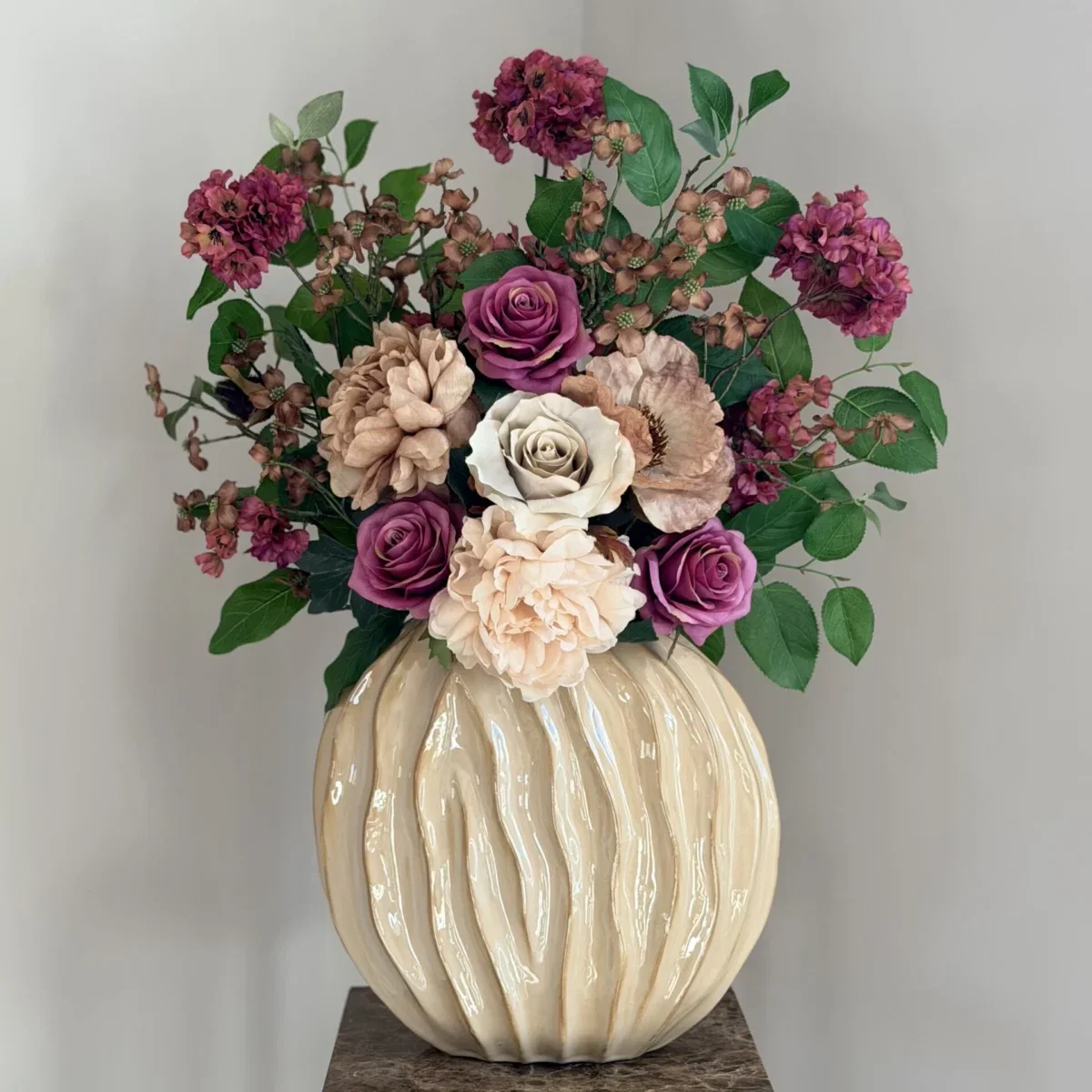 Grote beige vaas met zijdenbloem boeket nude aubergine