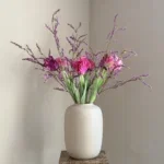 Grote matte beige vaas met voorjaars zijden bloem boeket xxl