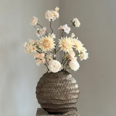 Bronze vaas met zijden bloem boeket Classy Nude