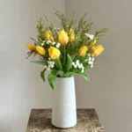 Japandi vaas met real touch tulpen boeket