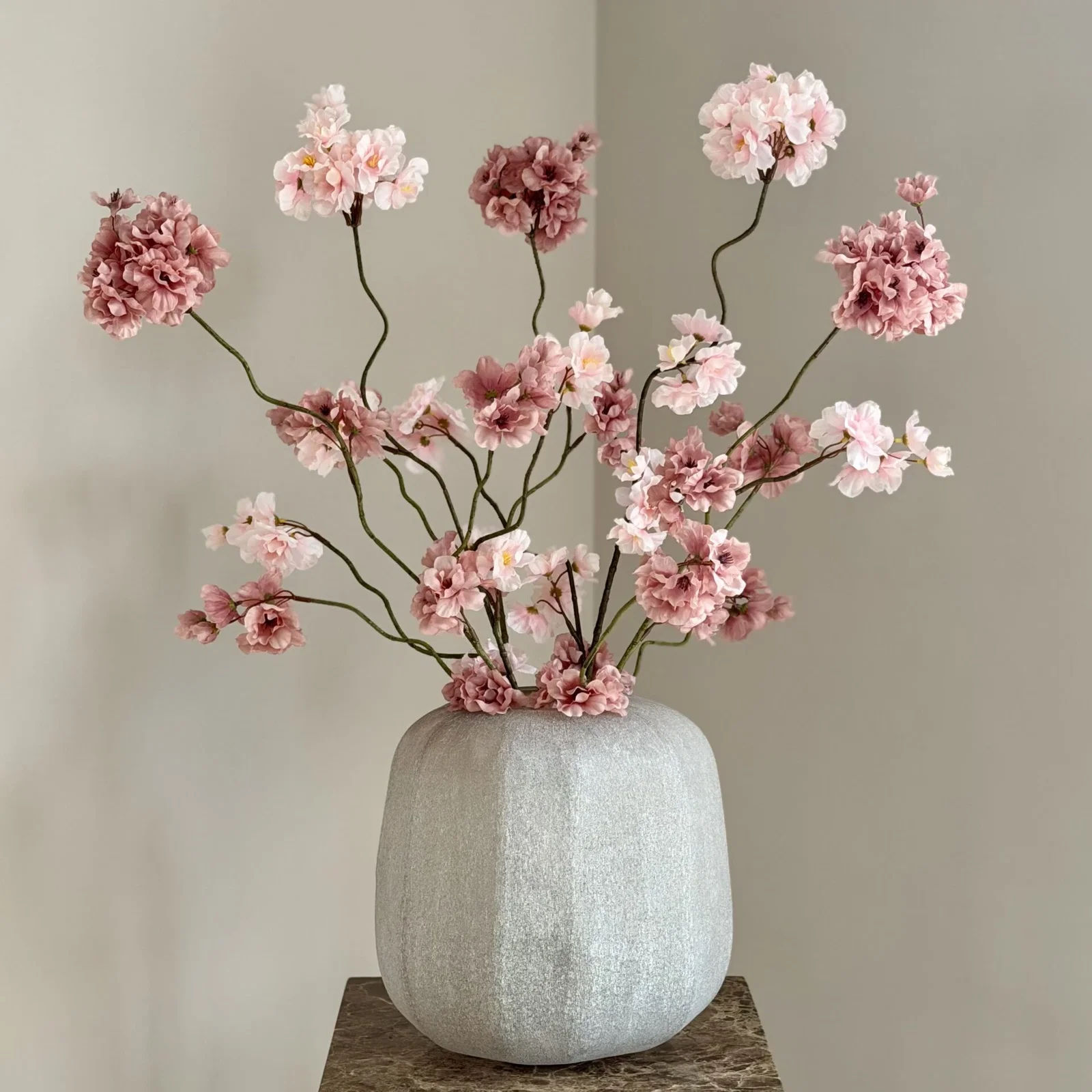 Light & living vaas met zijdenbloemen kersenbloesem oud roze : roze Light & living vaas met zijdenbloemen kersenbloesem oud roze / roze