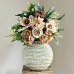 Parelmoer vaas met zijden bloem boeket nude