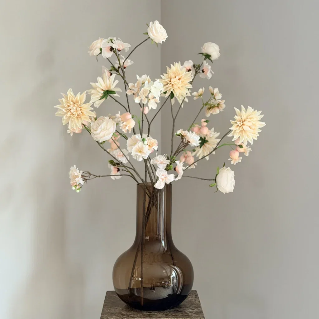 Smoke vaas met zijden bloem boeket luxury nude
