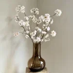 Vaas met zijden bloesem takken