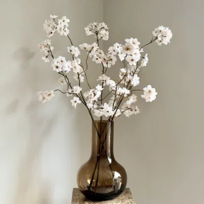 Vaas met zijden bloesem takken