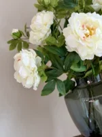 Witte pioen rozen boeket met vaas