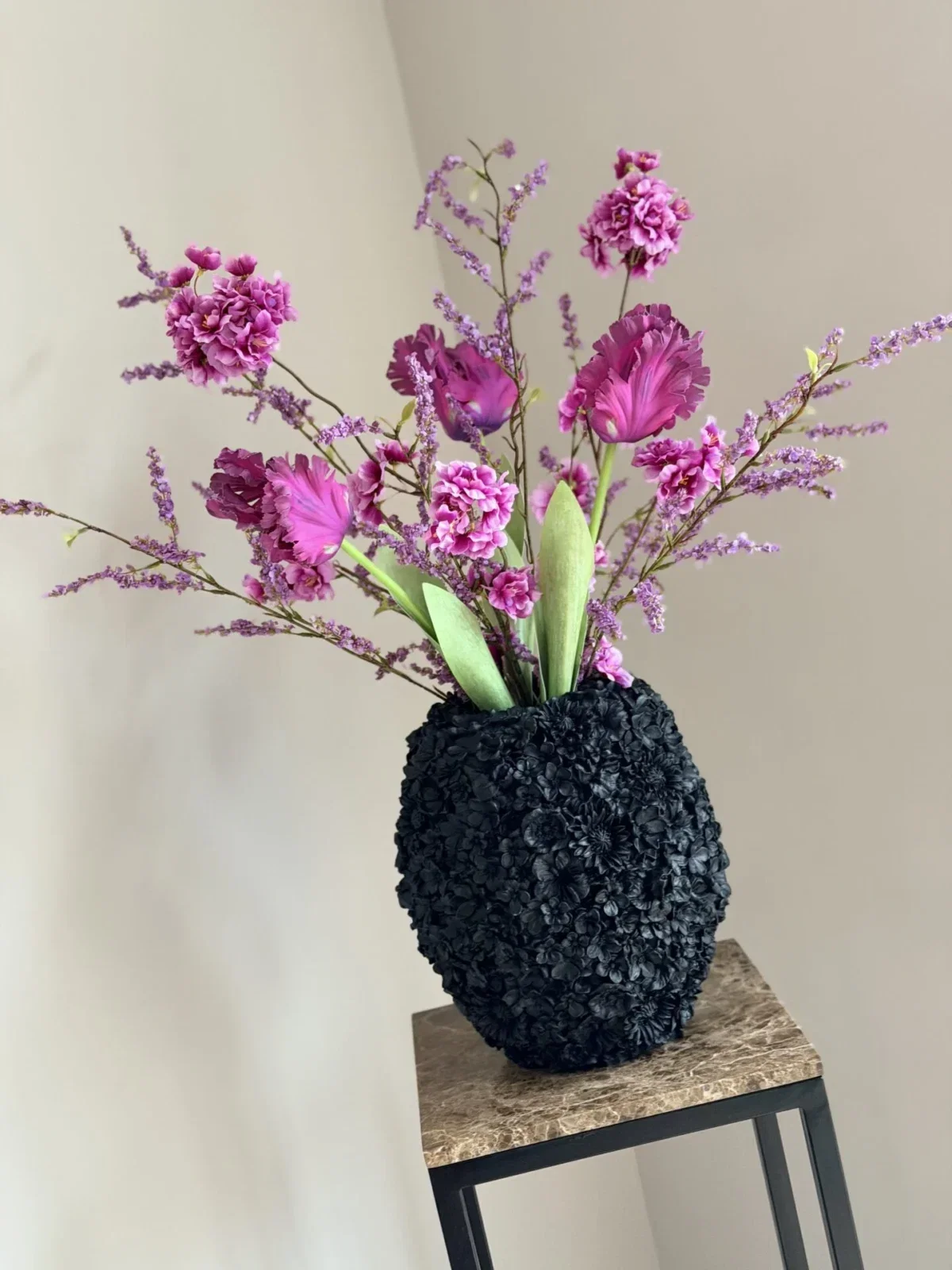 Zwarte vaas opgemaakt met zijden bloemen