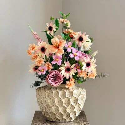 Beige vensterbank vaas met zijden bloem boeket