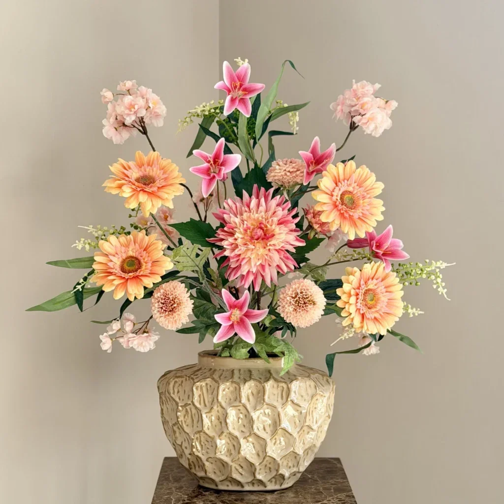 Beige vensterbank vaas met zijden bloem boeket