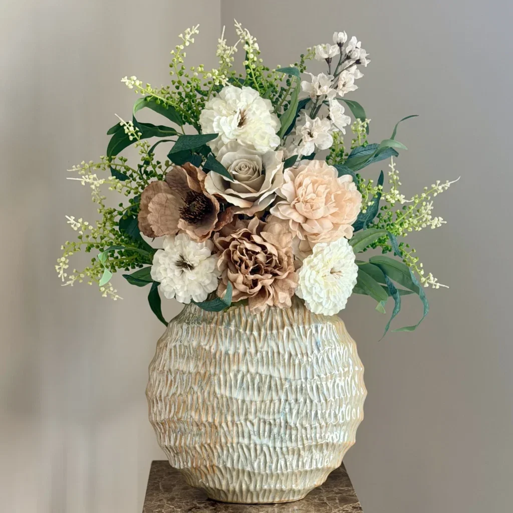 Parelmoer vaas met zijden bloem boeket nude