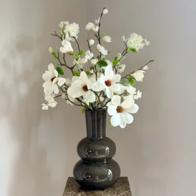 Vaas lindi donker bruin met zijden bloem boeket