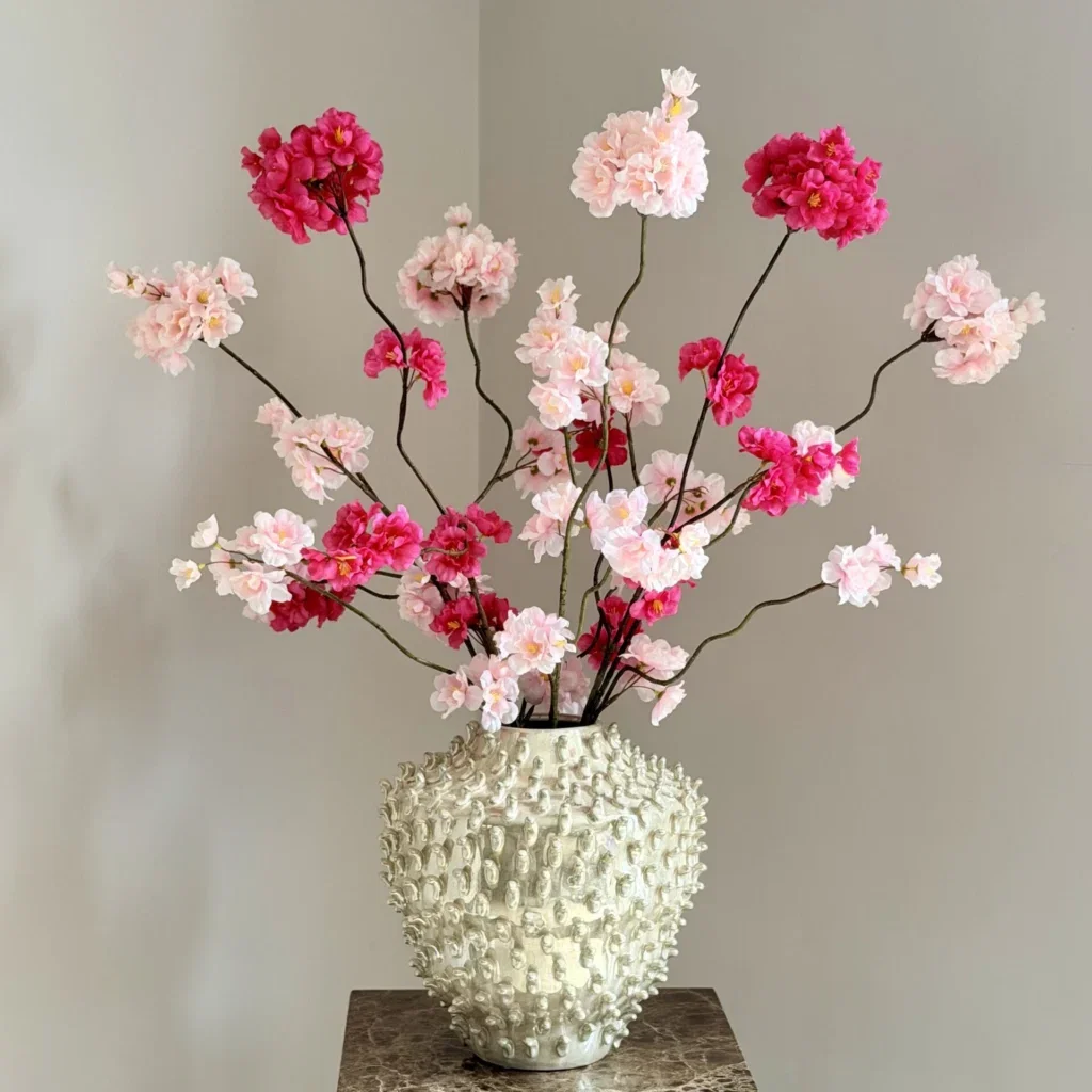 Vaas met zijden bloemen bloesems