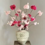 Vaas met zijden bloemen bloesems