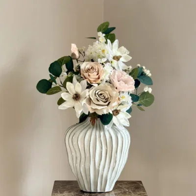 Witte vaas met zijden bloem boeket Classy Nude