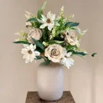 Beige vaas met zijden bloem boeket Classy Nude