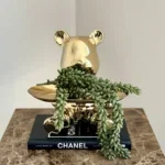 Decoratie set beer beeld met erwtenplant en tafelboek