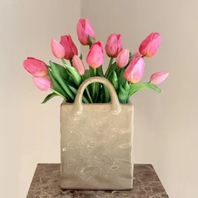 Handtas vaas met tulpen boeket
