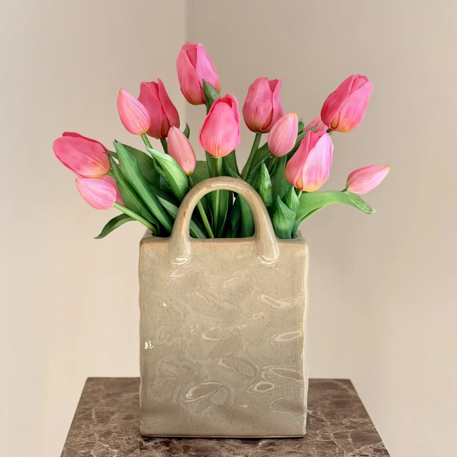 Handtas vaas met tulpen boeket Handtas vaas met tulpen boeket