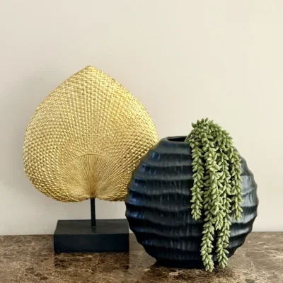Vensterbank of side table decoratie set goud zwart vaas met ornament