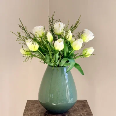 Licht groene vaas met tulpen boeket wit