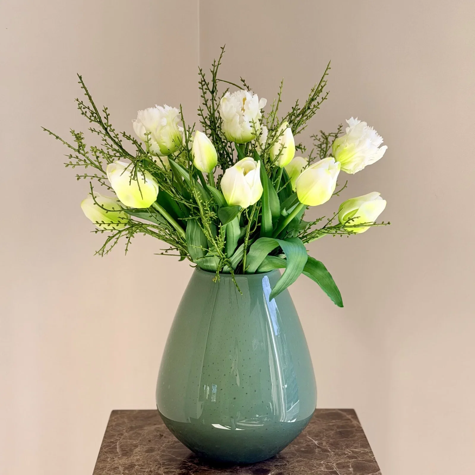 Licht groene vaas met tulpen boeket wit Licht groene vaas met tulpen boeket wit