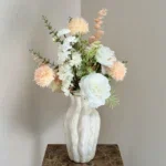 Beige vaas met zijden bloem boeket
