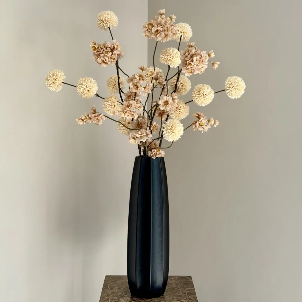 Zwarte vaas met zijden bloemen boeket