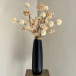 Zwarte vaas met zijden bloemen boeket