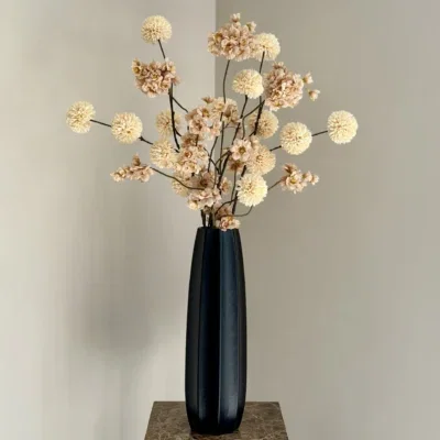 Zwarte vaas met zijden bloemen boeket