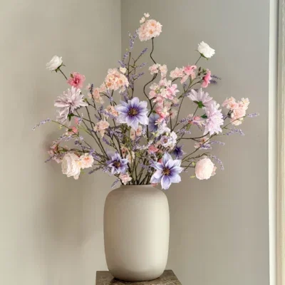 Beige vaas met zijden bloem boeket Luxury pastel