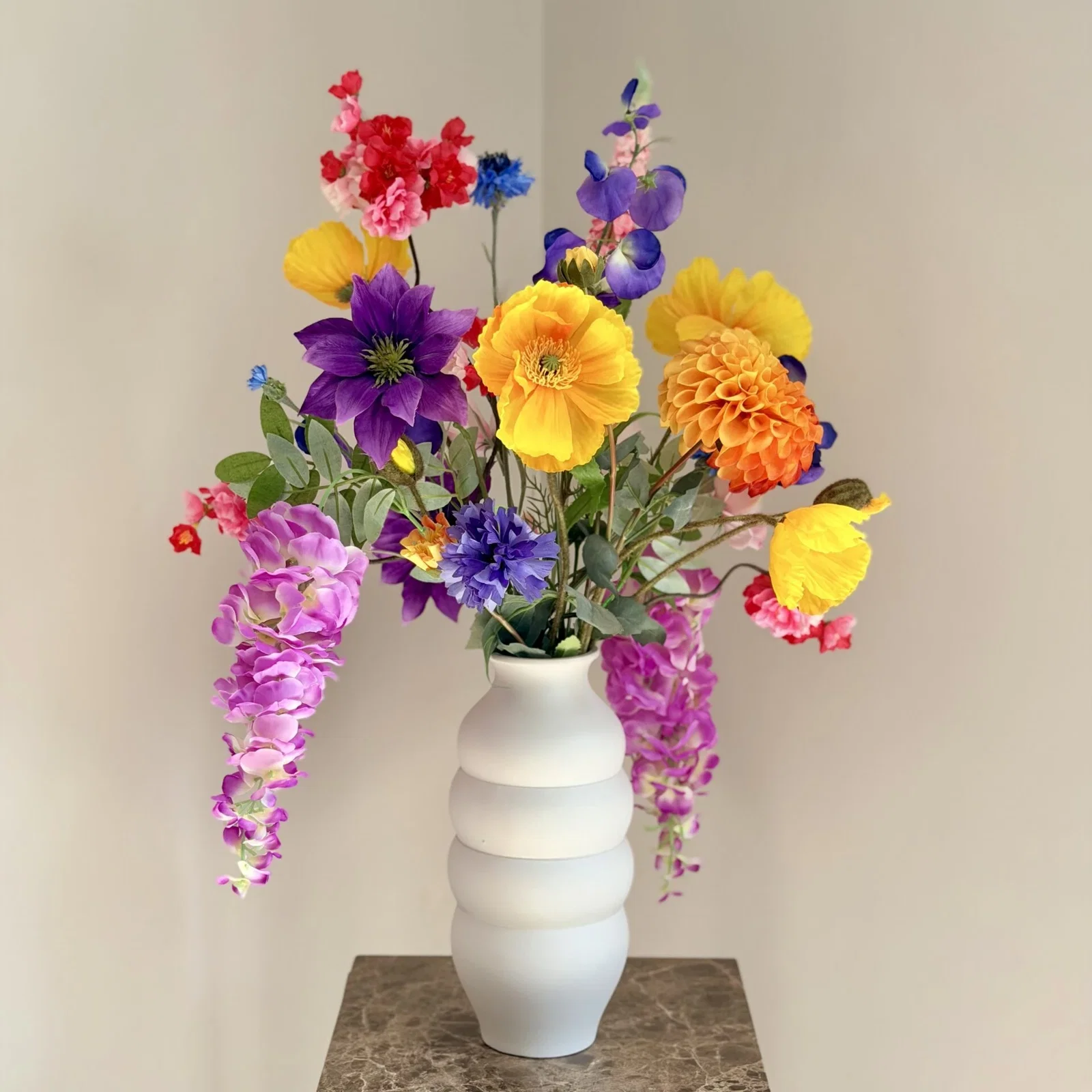 Beige vaas met zijden bloem boeket zomer Beige vaas met zijden bloem boeket zomer