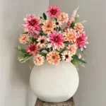 Beige vaas met zomer zijden bloem boeket