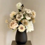 Bruine vaas met zijden bloem boeket Classy Nude