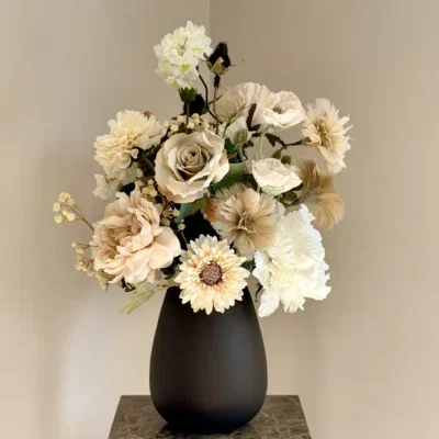 Bruine vaas met zijden bloem boeket Classy Nude