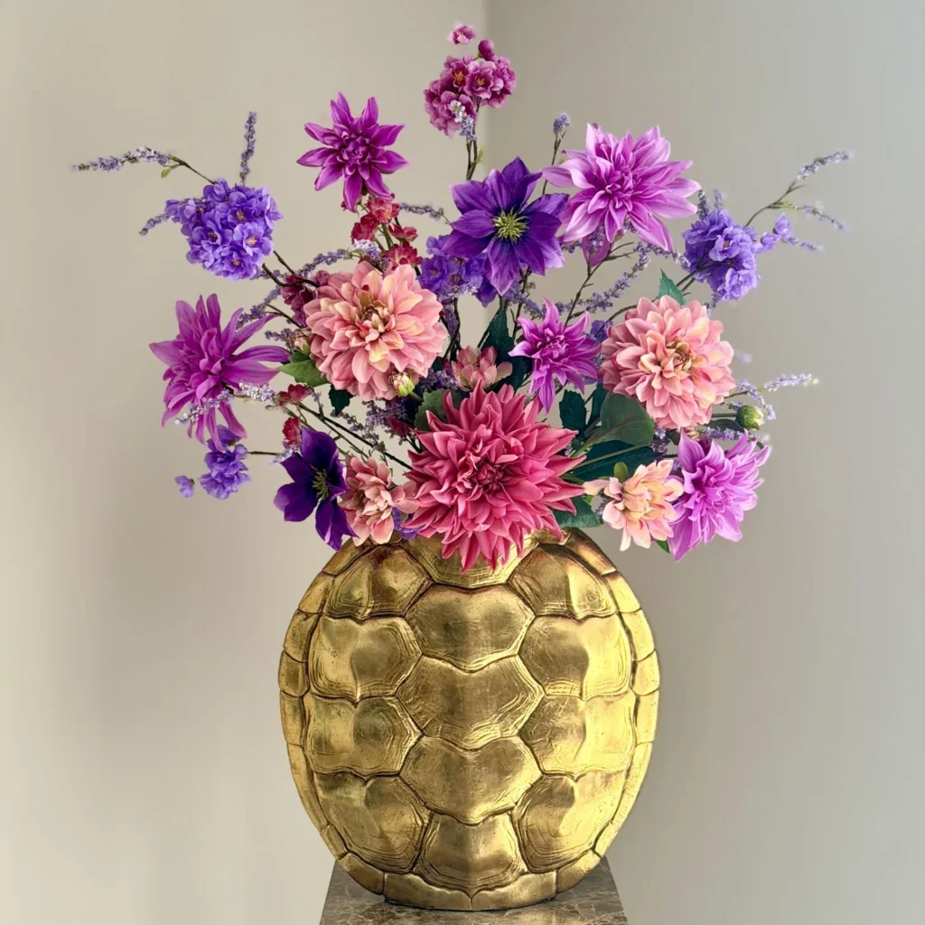 Gouden vaas met xxl zijden bloem boeket