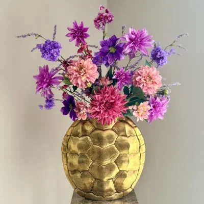 Gouden vaas met xxl zijden bloem boeket