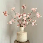 Travertin vaas met zijden bloesems