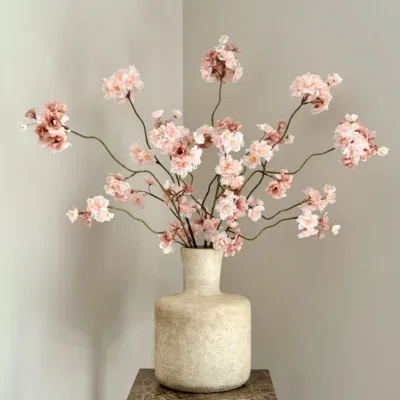 Travertin vaas met zijden bloesems