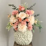 Beige vaas met zijden bloem boeket