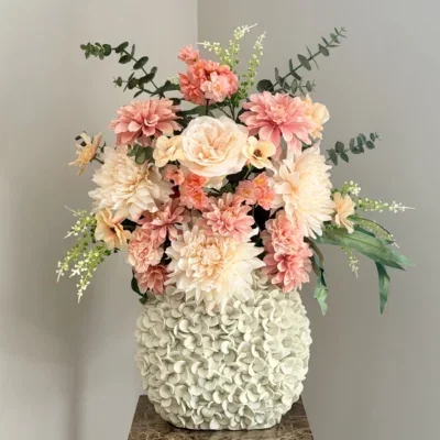 Beige vaas met zijden bloem boeket