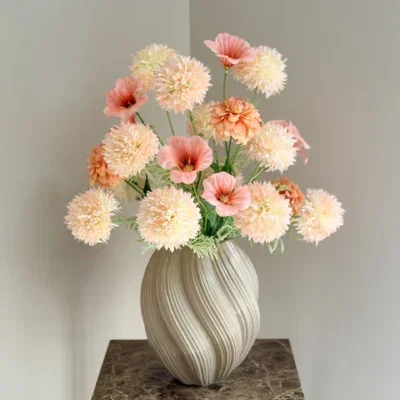 Beige vaas met pom pom takken