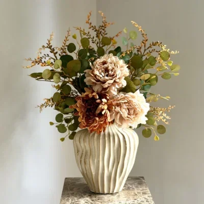 Beige vaas met herfst boeket
