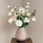 Taupe vaas met zijden bloem boeket