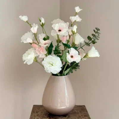 Taupe vaas met zijden bloem boeket