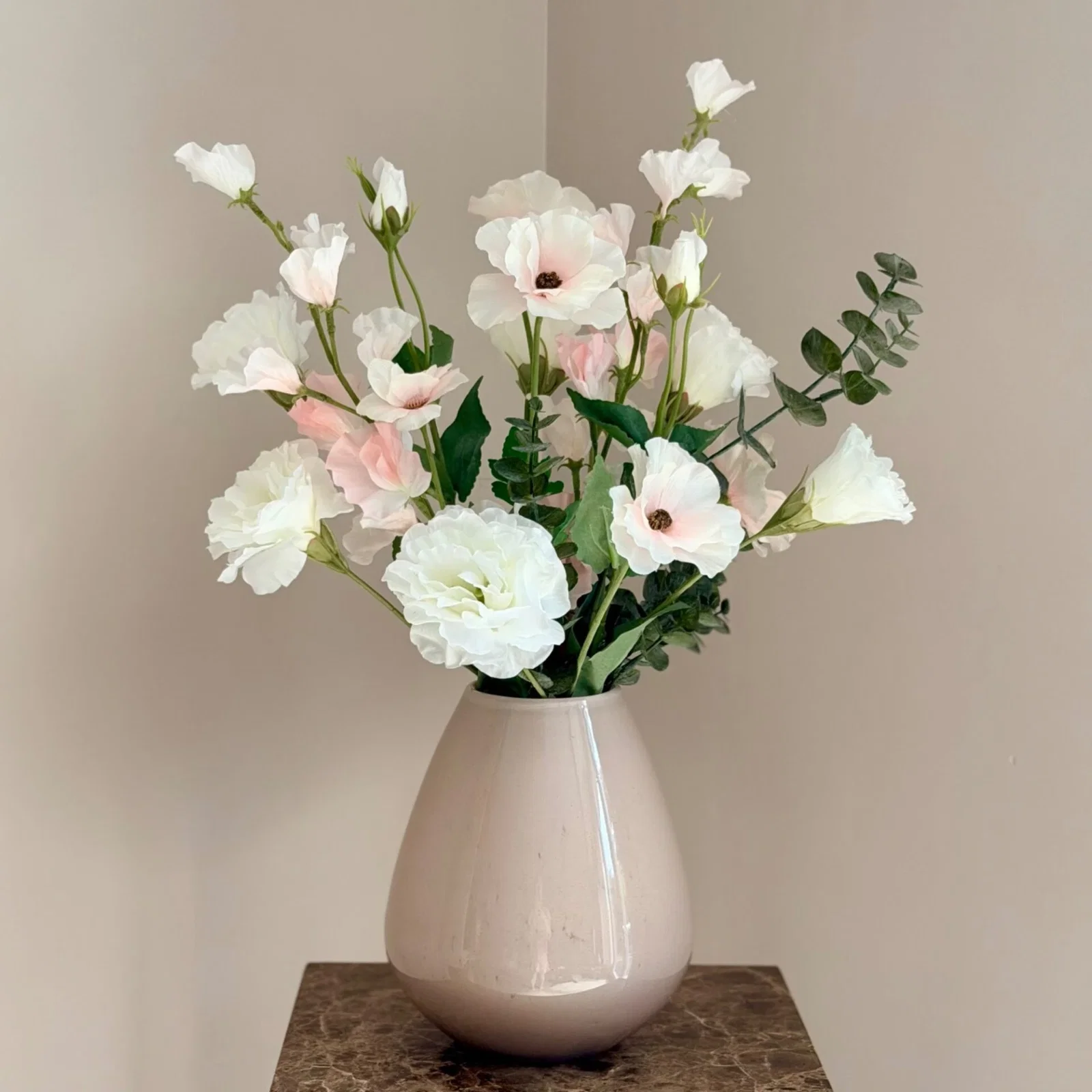 Taupe_vaas_met_zijden_bloem_boeket_2000px Taupe vaas met zijden bloem boeket - Afbeelding 1