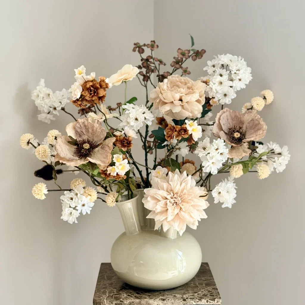 Beige toetervaas met zijdenbloem boeket nude