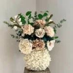 Beige vaas met zijden bloem boeket nude