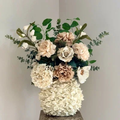 Beige vaas met zijden bloem boeket nude